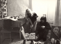 Miloš Kim Houdek při tvůrčí činnosti v ateliéru na domku u Čáslavi, Čáslav-Koželuhy 84, 1973