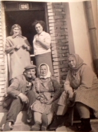 1946 sousedská pospolitost ve Starovicích před domem pamětníků