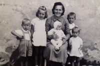 1959 pamětnice Zdeňka se svými pěti dětmi