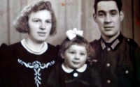 S rodiči v roce 1941, otec v uniformě wehrmachtu, krátce nato odjel na východní frontu, kde padl