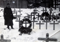 Vojenský hřbitov padlých německých vojáků; kříž s věncem patří Ernstu Protzovi, otci E. Lehnertové