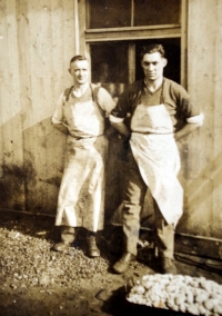 Otec pamětnice (vpravo) před vojenskou kuchyní německé armády kdesi v tehdejším Sovětském svazu, 1941