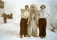 Elfrieda Lehnertová (vpravo), zima v Krušných horách
