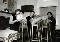 E. Lehnertová (vpravo) při paličkování krajek, časté obživě žen v horách