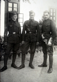 Otec pamětnice (vpravo) v uniformě vojáka čsl. armády během mobilizace v září 1938