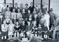 Elfrieda Lehnertová na školní fotografii (dívka napravo v bílém), 1953