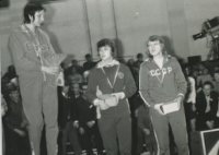 Alica Grofová-Chladeková si preberá cenu pre víťaza.