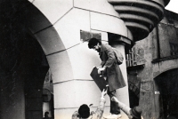 Ivan Junášek sundává v Novém Jičíně ceduli Leninovo náměstí / listopad 1989