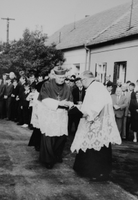 Biskup Karel Skoupý a farář Jan Klíma při biřmování v Moutnicích v roce 1969