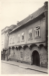 House on Na hradbách street no. 152 in the Jewish Quarter, where witness had been living, also a location of "Malá galerie" (The Small Gallery); 1920s 