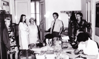 Jana s kolegyněmi z kabinetu (zleva Eva Veselská, J.D., Dana Němcová, vpravo stojící Iva Míková a sedící v bílých šatech Milada Bálková), červen 1990