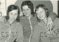 Grofová in the middle with teammates