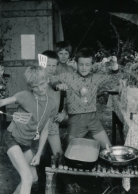 Turistický oddíl Malešice na táboře ve Stráži nad Nežárkou, 1983