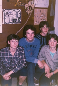 Skauti v klubovně Domeček ve Slatiňatech, rok 1989