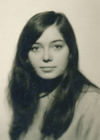 Jana Veselá (ještě jako Bejblová) na maturitní fotografii, 1970