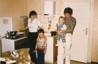 rodina Veselých v Dobříši (zleva Jana Veselá, děti Dana a Jindřich, manžel Jindřich), léto 1979