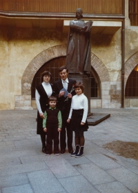 Jana Veselá s manželem Jindřichem a dětmi Jindřichem a Danou po atestaci, listopad 1982