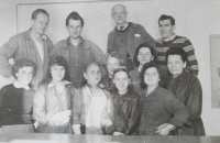 Jan Roman na fotografii druhý zleva s kolegy z Dřevopodniku města Brna v roce 1959, kde pracoval jako vazač knih