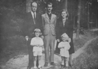 Jan Roman na fotografii uprostřed s rodiči v Soběšicích v roce 1944