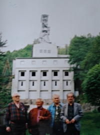 Jan Roman na fotografii vlevo s bývalými spoluvězni v Jáchymově v roce 1998