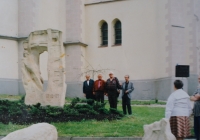 Jan Roman na fotografii vlevo s bývalými spoluvězni v Jáchymově v roce 1998 u památníku politickým vězňům