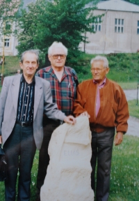 Jan Roman na fotografii vlevo s bývalými spoluvězni v Jáchymově v roce 1998