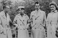 Jan Roman na fotografii vpravo s Oldřichem Čapkem a jejich manželkami v roce 1956 po propuštění z vězení, kam byli odsouzeni jako vedoucí odbojové skupiny