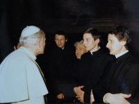 Karel Janoušek na fotografii vpravo při audienci u papeže Jana Pavla II. v době studií v Nepomucenu