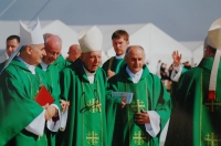 Karel Janoušek na fotografii vpravo vede kardinála Tomáše Špidlíka a nalevo jde biskup Vojtěch Cikrle
