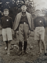 Milan Tichák na fotografii vpravo, uprostřed jeho otec Ferdinand a vlevo bratr v sokolských krojích při slavnosti znovuodhalení památníku Osvobození na Hradisku u Velkého Týnce