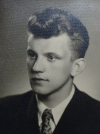 Milan Tichák na portrétní fotografii z maturitního tabla