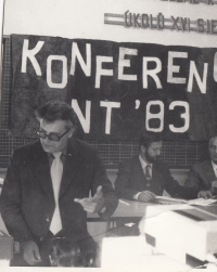 Na konferenci o nanotechnologiích (sedící uprostřed)