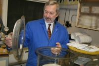 Oldřich Jirsák v laboratoři liberecké univerzity 