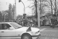 Prezident Václav Havel příjíždí v koloně při návštěvě papeže Jana Pavla II. v Československu v dubnu 1990