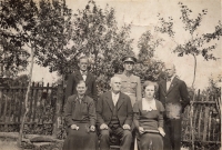 Rodina Houdkova, stojící v uniformě otec pamětníka Antonín Houdek a pod ním sedící děda pamětníka, Hryzely, 2. polovina 30. let