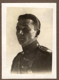 Otec pamětnice, důstojník a velitel táborské posádky