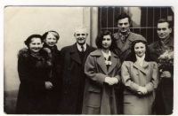 Jaroslava Suchá (uprostřed) na promoci svého manžela (vysoký muž po její levici). Úplně vlevo matka pamětnice.