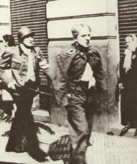 Pražské povstání 1945, foto Jiří Janovský, bratr pamětníka, z knihy Victory in Europe, World War II, vydáno v USA 1982