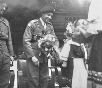 Hana Maršátová (později Cihlářová) v kroji při slavnosti před radnicí