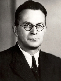 Otec Adolf Matějů, legionář, československý důstojník, velitel praporu Stráže obrany státu pro oblast Znojemska a člen Obrany národa, byl popraven 21. června 1942