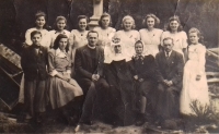 1948 - Obláčka kamarádky paní Štýblové, pamětnice třetí zleva