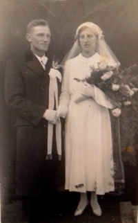 Svatební fotografie Němky, v jejímž domě žila Zdeňka po válce