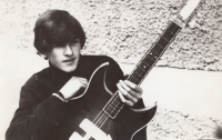 Karel Syka v roce 1967 s vlastnoručně vyrobenou kytarou