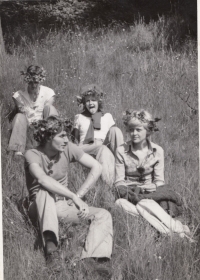 Karel Syka sedící vlevo s manželkou sedící vpravo, 60. léta