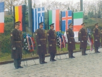 U památníku na Ministerstvu národní obrany určenému těm, kteří padli – tedy i generálovi Václavu Šárovi
