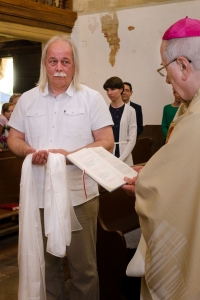 Michal Šaman v roli kmotra při křtu biskupem Františkem Radkovským (roku 2018)
