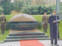 U památníku na Ministerstvu národní obrany určenému těm, kteří padli – tedy i generálovi Václavu Šárovi