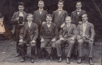 Generál Václav Šára na maturitní fotografii se spolužáky z roku 1913 (jako první zprava dole)