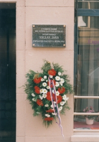 Pamětní deska na domě generála Václava Šáry v místě jeho bydliště v Křižíkově ulici 14 (k jejímu odhalení došlo dne 27. března roku 2003)