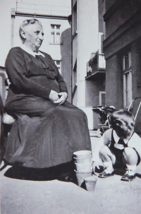 Pavel s babičkou z matčiny strany, 1935